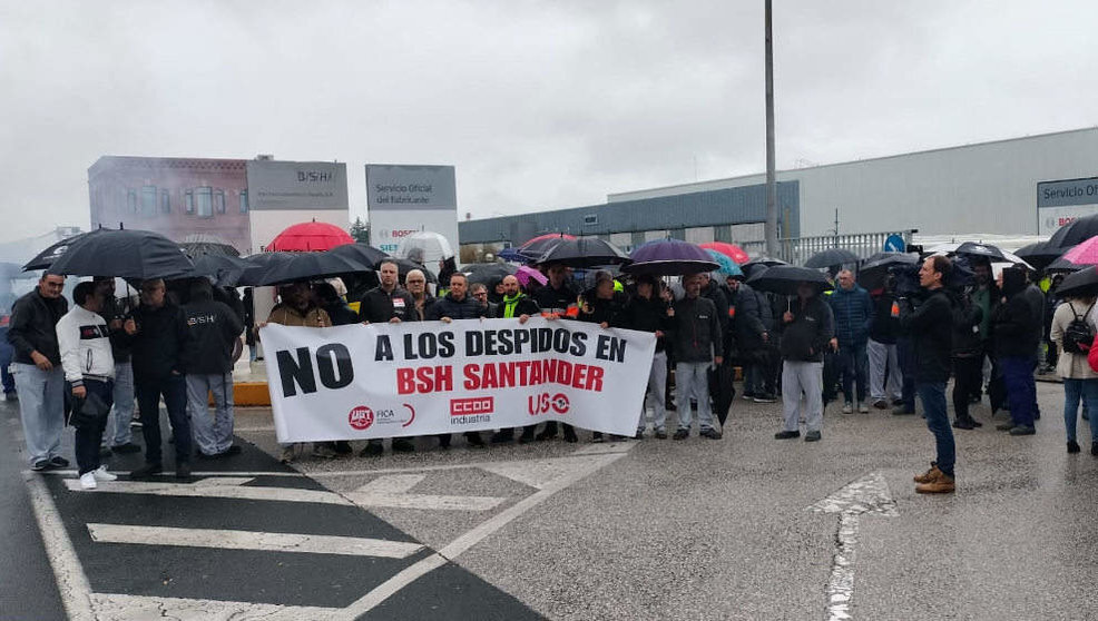  Concentración de la plantilla de BSH contra los despidos en la fábrica de Santander