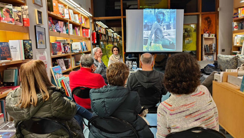 El escritor Óscar Losa, durante la presentación en Torrelavega de su novela '¿Quién mató a Jackie O?' | Foto- edc