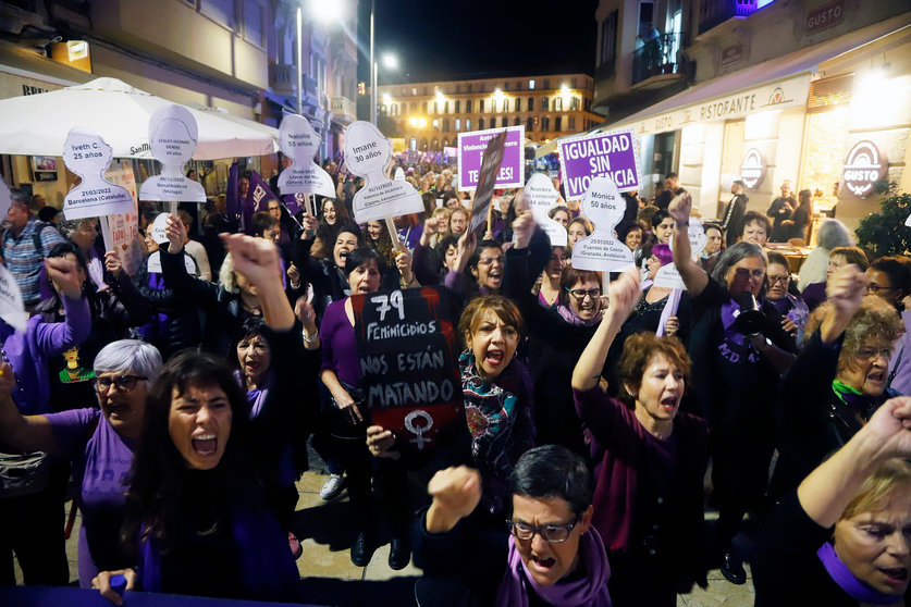 Miles de personas recorren las calles de la capital en la manifestación del 25N por la eliminación de la violencia contra las mujeres