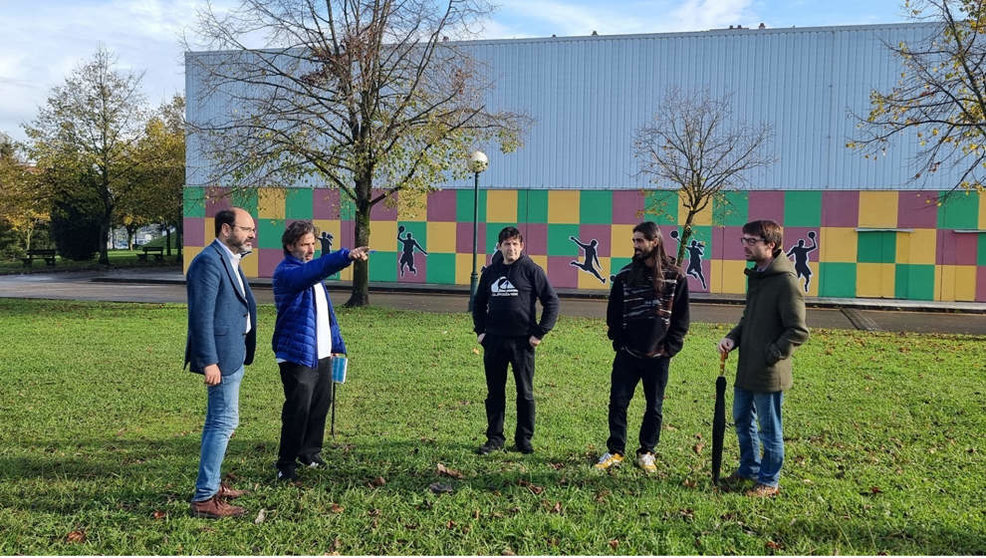 El concejal José Luis Urraca y el arquitecto Daniel Yábar visitan la zona donde se ubicará el nuevo skate park