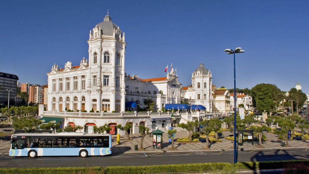  El Casino seguido de los hoteles Hoyuela y París