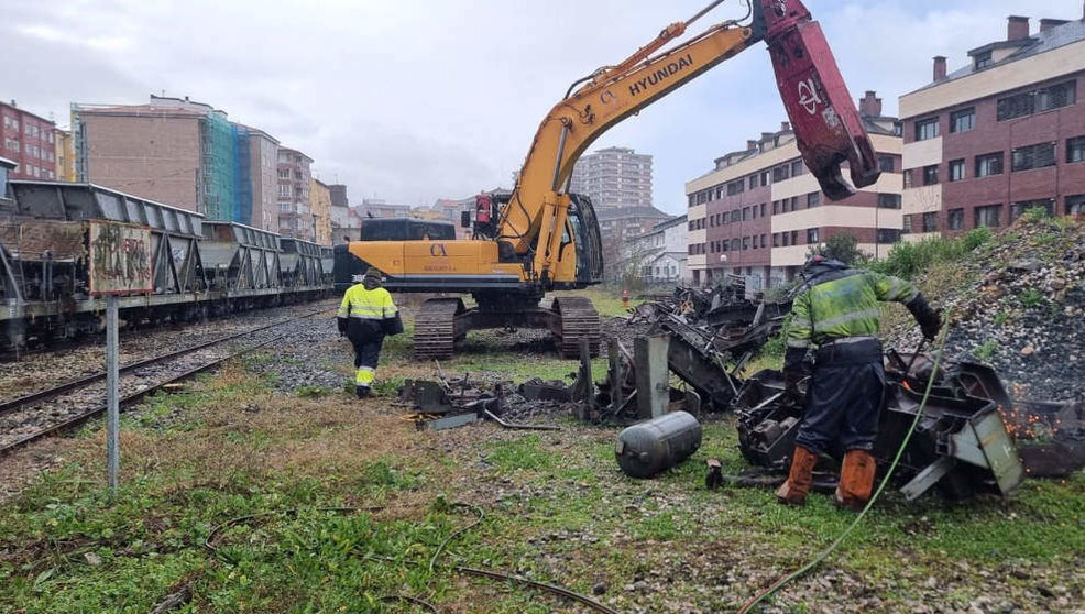 Desguace de los vagones abandonados de Renfe en Torrelavega