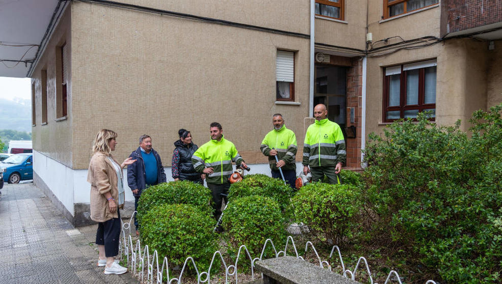 La alcaldesa de Polanco, Rosa Díaz, con trabajadores del servicio de mantenimiento de parques y jardines