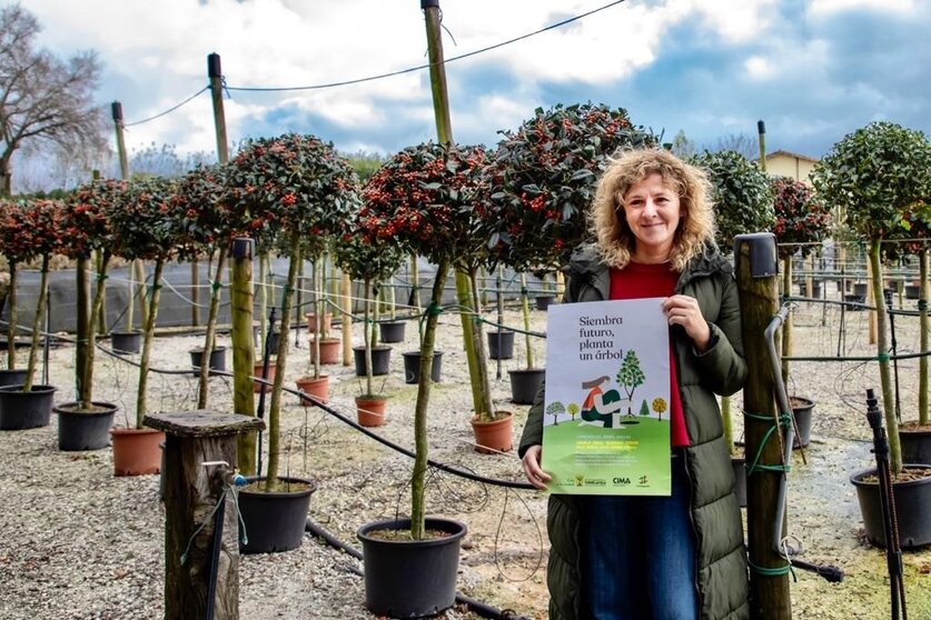 La concejala de Medio Ambiente de Torrelavega, Patricia Portilla, con el cartel de la nueva campaña del árbol