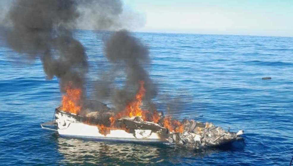 Un barco se incendia y se hunde cerca de la Isla de Mouro.