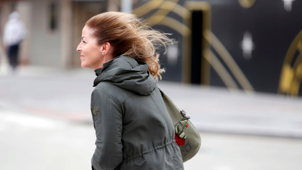 Una persona intenta andar por la calle donde el viento sopla con fuerza