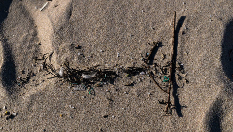 Pellets en la arena de una playa de Galicia