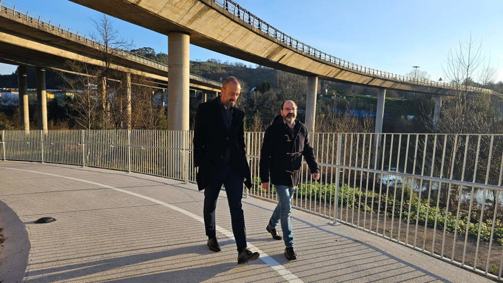 El alcalde, Javier López Estrada, y el concejal de Obras, José Luis Urraca, en la nueva rampa que une la pasarela sobre el Saja-Besaya con el parque de Las Tablas