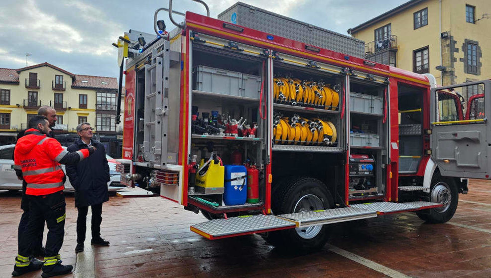 El Parque de Bomberos de Torrelavega incorpora un vehículo autobomba