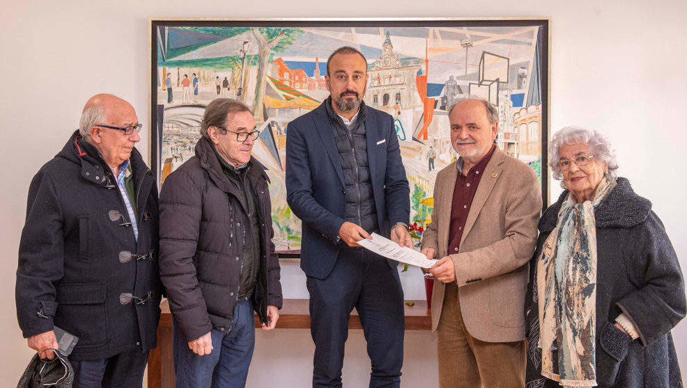 El alcalde de Torrelavega, Javier López Estrada, traslada a la Junta Directiva de la Sociedad Coral de Torrelavega la carta en la que Casa Real acepta presidir el Comité de Honor del centenario de la agrupación