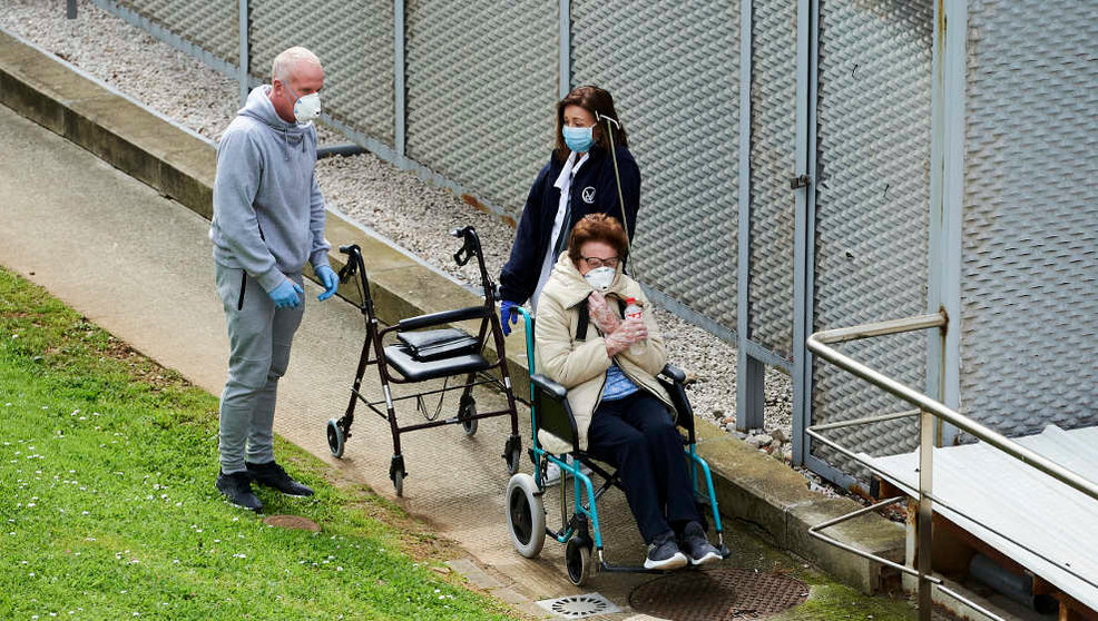 Paciente y profesionales sanitarios de Valdecilla con diferentes tipos de mascarillas