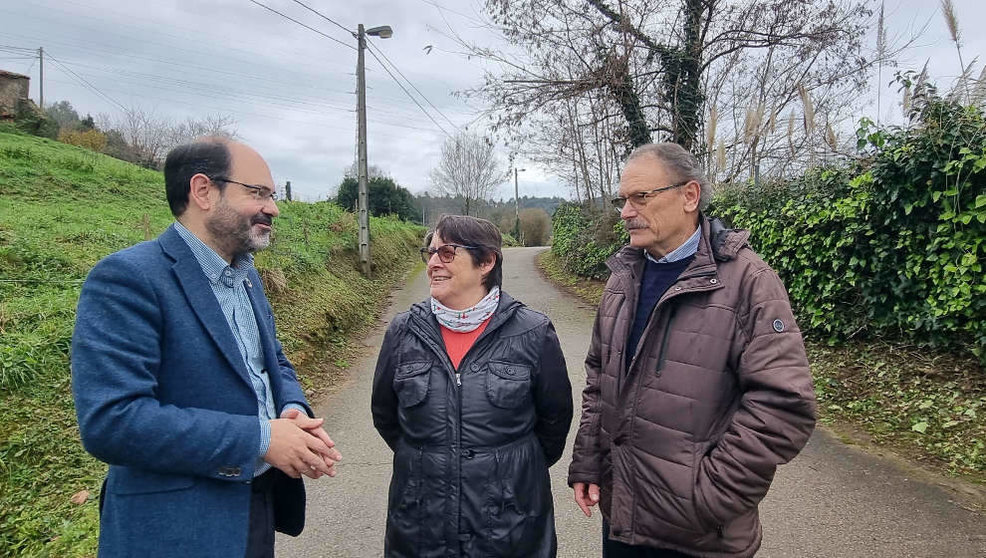 El concejal José Luis Urraca con miembros de la unión vecinal de Torres Arriba