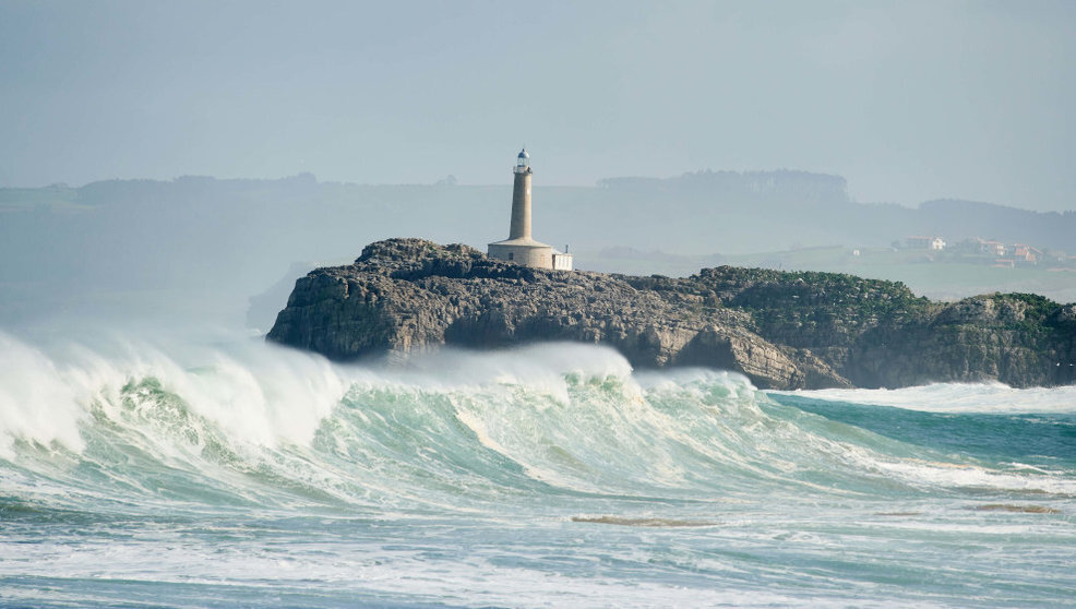 Fuerte oleaje en el faro