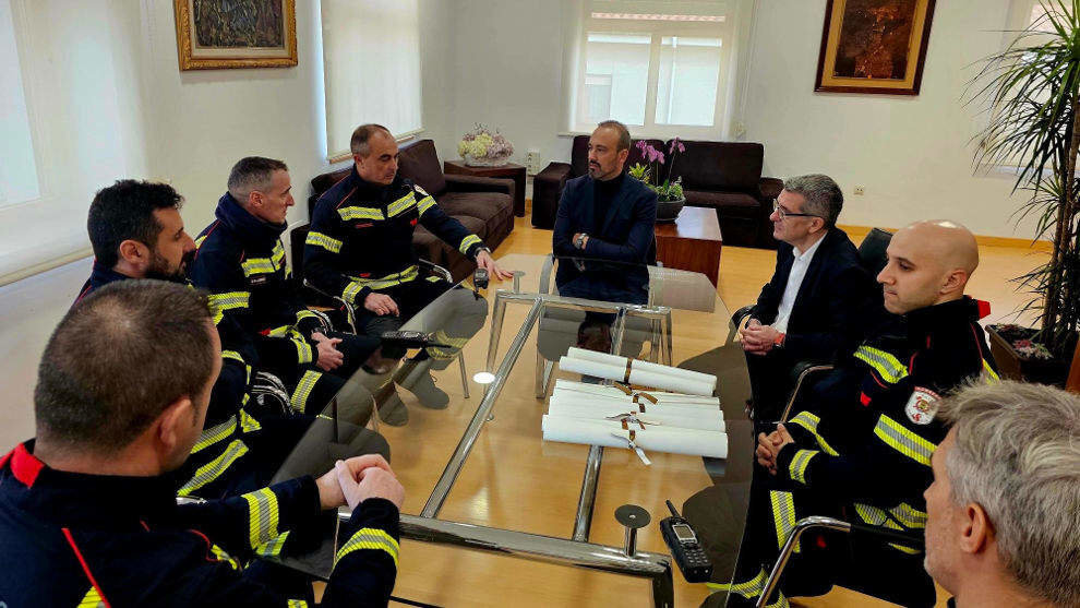 El alcalde de Torrelavega, Javier López Estrada, y el concejal de Seguridad, Pedro Pérez Noriega, reciben a los bomberos que salvaron la vida a un niño de 2 años