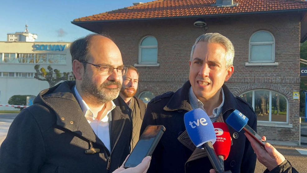 El secretario general del PSOE de Cantabria, Pablo Zuloaga, y su homólogo en Torrelavega, José Luis Urraca, en Solvay