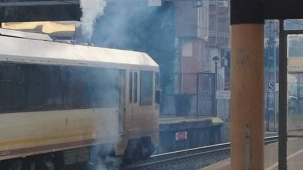 Tren de cercanías en la estación de Torrelavega