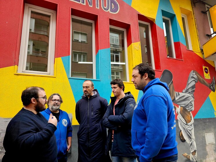 El alcalde, Javier López Estrada, y el concejal de Juventud, Nacho González, visitan la Casa de la Juventud