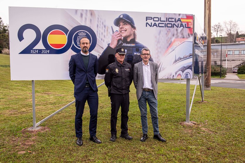 Panel colocado a la entrada de Torrelavega por el bicentenario de la Policía Nacional