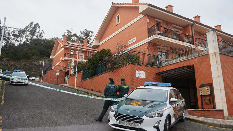 Un coche de la Guardia Civil frente a la vivienda donde han hallado el cuerpo sin vida de una mujer,