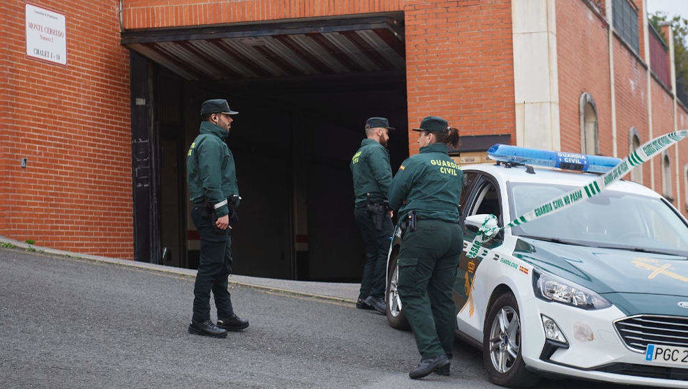 Agentes de la Guardia Civil en Castro Urdiales, donde ha aparecido una mujer muerta con signos de violencia y sus dos hijos menores, de 15 y 13 años, estarían involucrados en los hechos