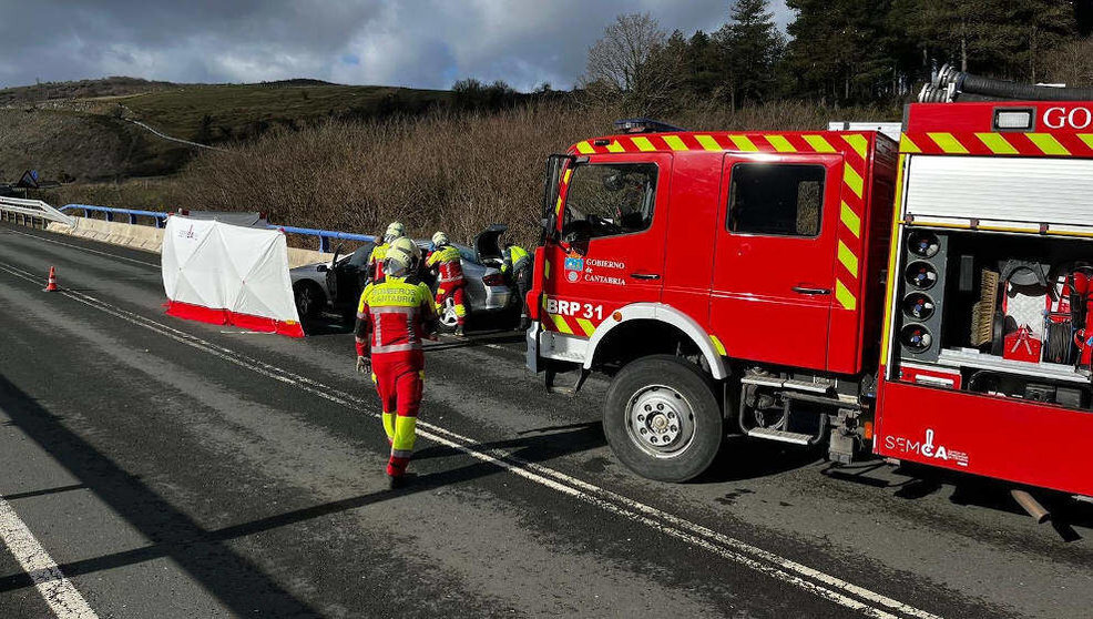 Bomberos del 112 retiran el coche de la carretera