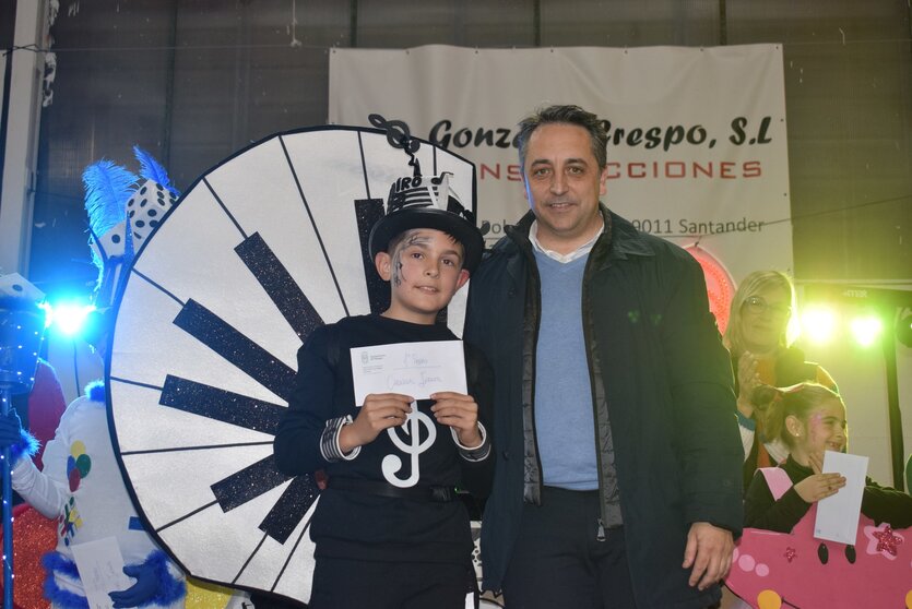 El alcalde de Piélagos, Carlos Caramés (derecha), junto a uno de los niños integrantes de 'Dando la nota' , grupo ganador del Carnaval Infantil del municipio