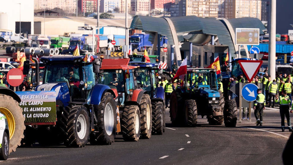 Concentración de agricultores y ganaderos a la entrada del Puerto de Santander