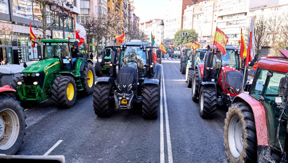 Manifestantes y tractores, con pancartas y banderas de España, en una marcha hacia la Plaza de Correos, en Santander
