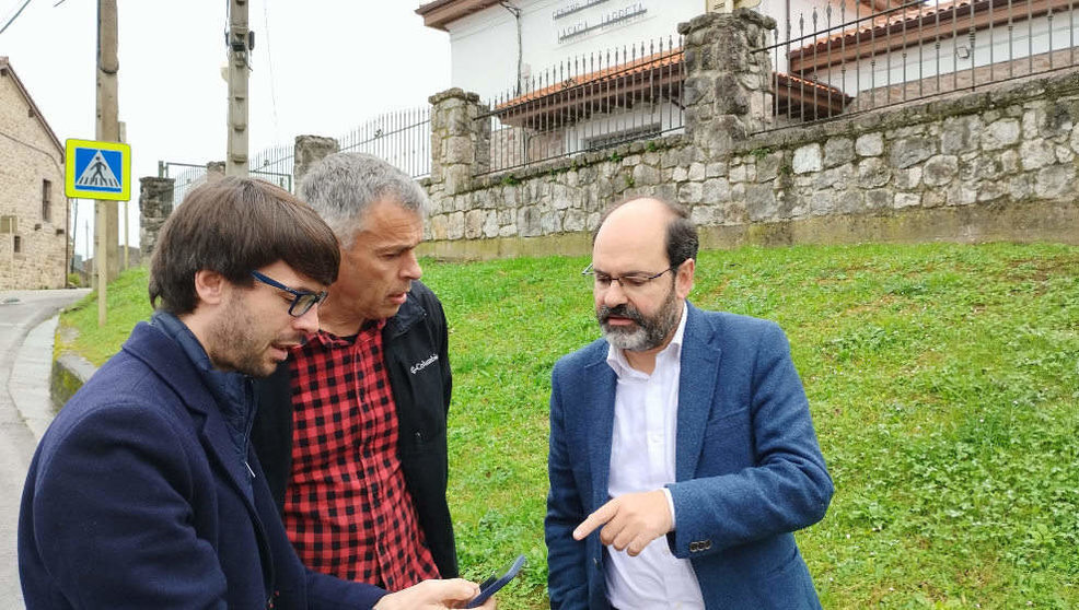 El concejal de Obras, José Luis Urraca, y el pedáneo de Viérnoles, Eduardo Trueba