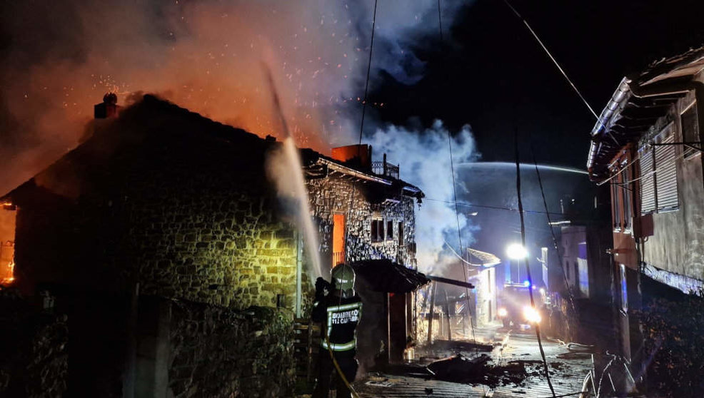 Mueren 15 vacas y 5 terneros en el incendio de una cuadra en Liébana