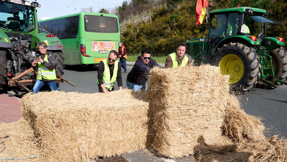 Balas de paja en Colindres durante la décima quinta jornada de protestas de los tractores en las carreteras españolas FOTO- Juanma Serrano