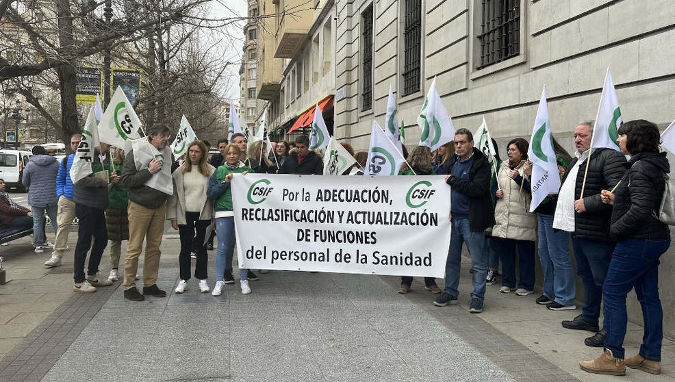 Protesta de CSIF en Santander para exigir la actualización de funciones de los sanitarios