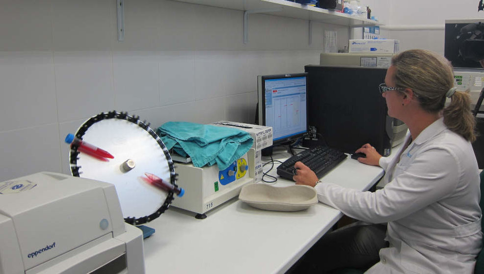 Mujer trabajando en un laboratorio