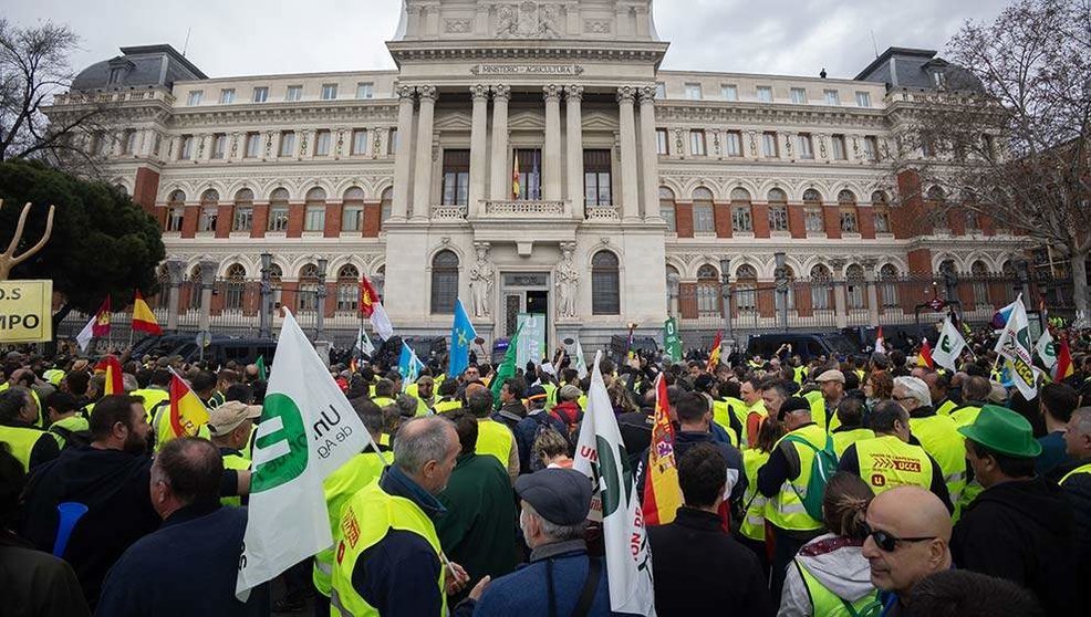 Decenas de agricultores protestan frente al Ministerio de Agricultura durante la decimosexta jornada de protestas de los tractores en las carreteras españolas