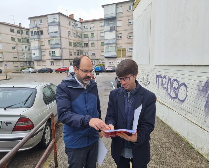 El concejal de Obras de Torrelavega, José Luis Urraca (izda), en una visita a la zona del Barrio Covadonga donde se renovará la acera