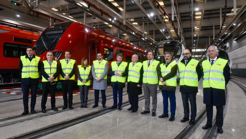 Foto de familia de los asistentes a la presentación del inicio de la fabricación de los nuevos trenes de ancho métrico de Renfe