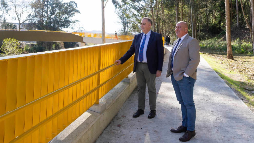 El consejero de Fomento, Roberto Media, realiza una visita institucional a Cartes y, posteriormente, asiste a la inauguración de la pasarela que une Santiago de Cartes con La Viesca