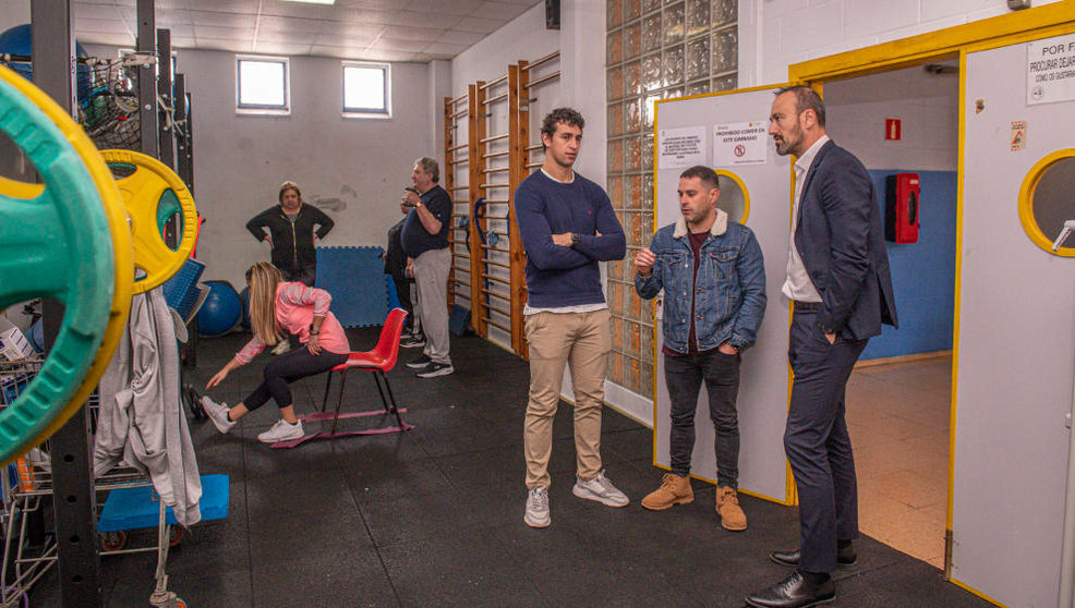 El alcalde, Javier López Estrada, y el concejal Nacho González visitan en el gimnasio a los participantes en el Plan de Prescripción de Actividad y Ejercicio Físico de la Comunidad Autónoma