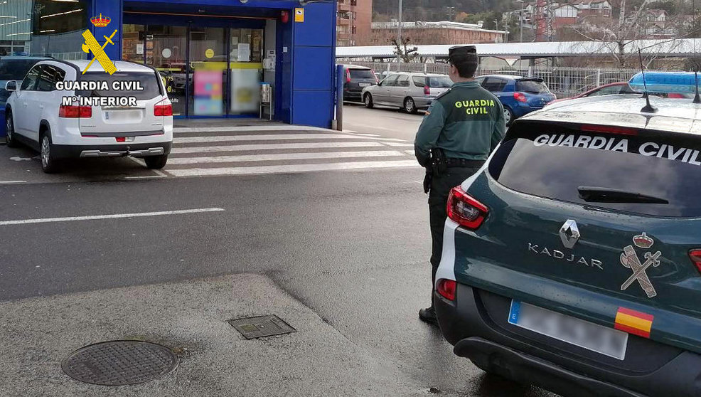 La Guardia Civil vigila un supermercado