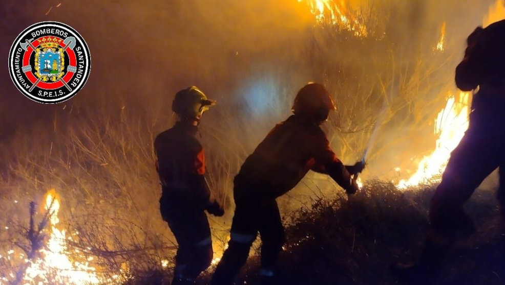 Los bomberos de Santander extinguen un incendio de vegetación en la zona del Faro de Cabo Mayor