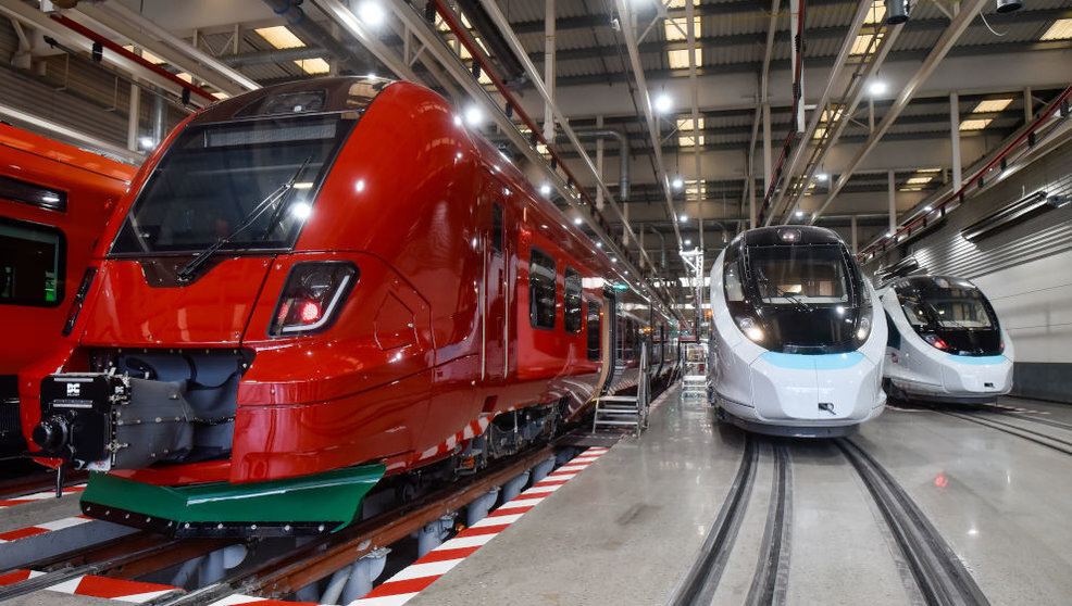 Algunos de los nuevos trenes de ancho métrico de Renfe