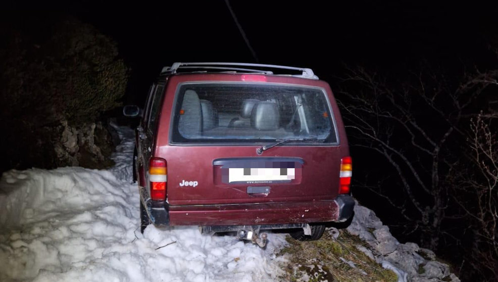 Coche atrapado en una pista forestal por la nieve