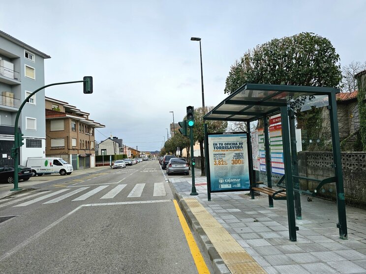 El Ayuntamiento de Torrelavega instala una nueva marquesina en la avenida Fernández Vallejo