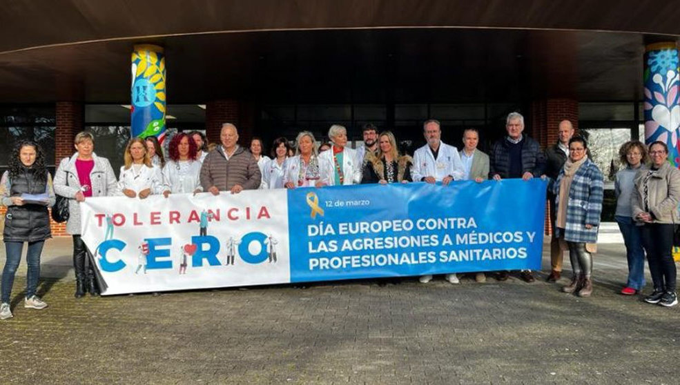 Concentración frente a Sierrallana para condenar las agresiones a sanitarios