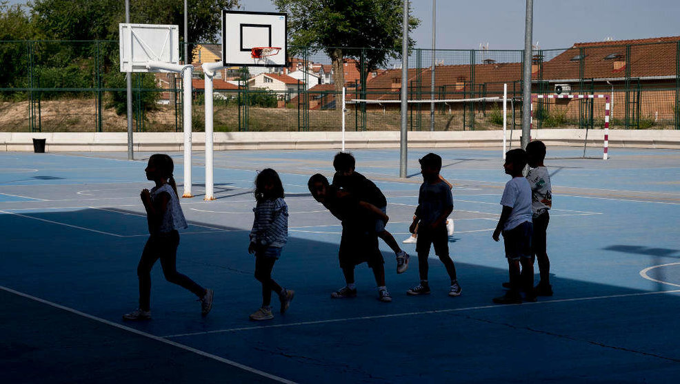 Varios niños en el patio del colegio