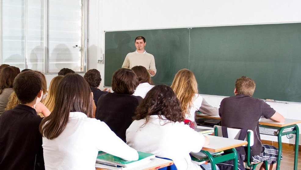 Alumnos y profesor en un aula