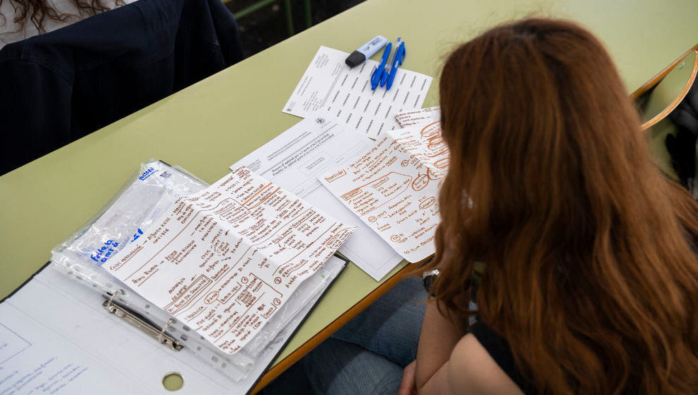 Una estudiante repasa antes de realizar uno de los exámenes de las pruebas de acceso a la universidad