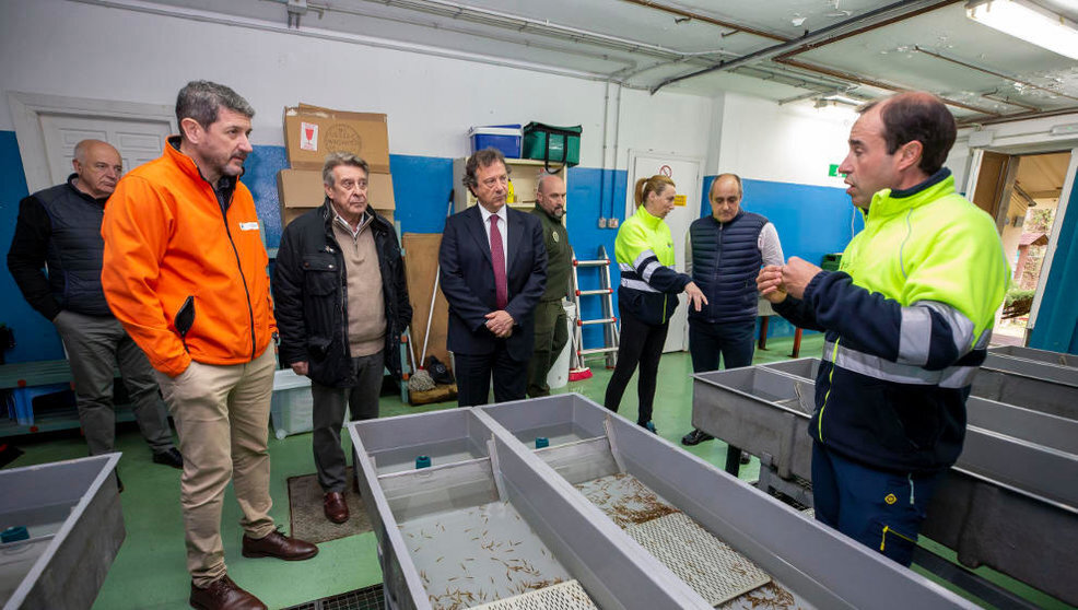 El consejero de Desarrollo Rural, Ganadería, Pesca y Alimentación, Pablo Palencia, visita el Centro Ictiológico de Arredondo