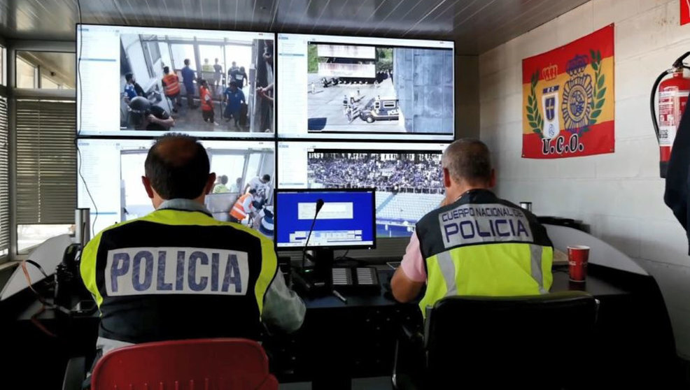 Agentes de la Policía Nacional visionando las cámaras de seguridad del estadio Carlos Tartiere en Oviedo