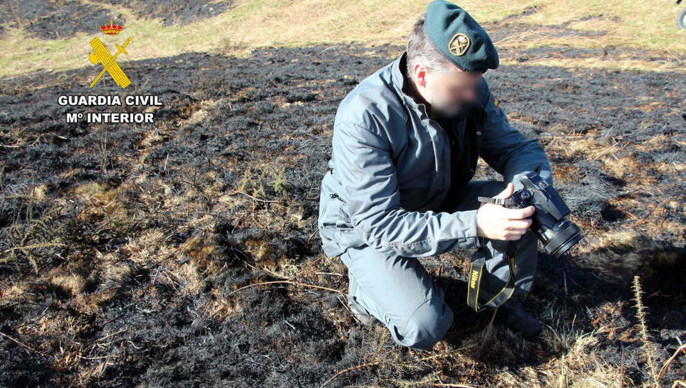 Guardia Civil investigando un incendio forestal